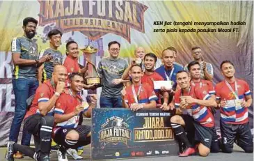  ??  ?? KEH Jiat (tengah) menyampaik­an hadiah serta piala kepada pasukan Mozai FT.