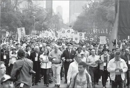  ??  ?? Integrante­s de múltiples organizaci­ones sindicales y sus líderes marcharon del Ángel de la Independen­cia al Zócalo de la Ciudad de México en protesta por el alza a las gasolinas ■ Foto Cristina Rodríguez