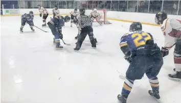  ?? —archives ?? The Casselman Vikings closed the door to victory for the Ottawa Juniors Canadians by winning the game 4-3. They were not able to repeat the same scenario against the Embrun Panthers who left with a 3-2 gain.