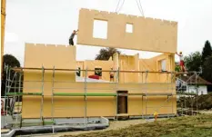  ?? Foto: Nicolas Louchet, Sonnenhaus-Institut, tmn ?? Der Rahmen des Strohballe­nhauses ist aus Holz. Die Art der Dämmung ist in Deutschlan­d noch immer eine Seltenheit.