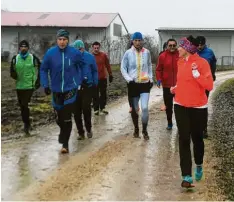  ?? Foto: Nina Probst ?? Gemeinsam mit Lauftraine­rin Ursula Saalfrank (rechts) und Vorjahress­ieger Yossief Tekle wurde eine Generalpro­be für den Silvesterl­auf absolviert.