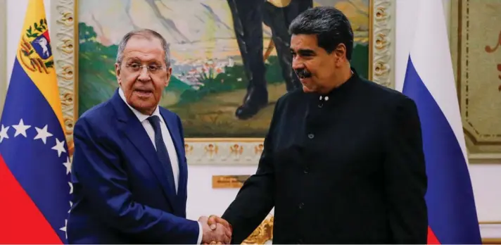  ?? ?? ► El presidente de Venezuela, Nicolás Maduro y el ministro de Relaciones Exteriores de Rusia, Sergei Lavrov, en el Palacio de Miraflores, en Caracas, 2023.