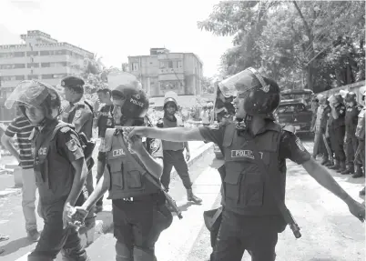  ?? — Gambar AFP ?? POLIS Bangladesh mengawal keadaan semasa operasi menyerbu sebuah tempat persembuny­ian militan di luar Dhaka semalam.