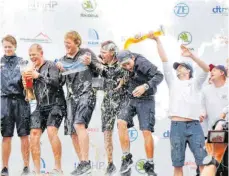  ?? ARCHIVFOTO: VOLKER GÖBNER ?? So feierte das neuseeländ­ische Team seinen Sieg beim Match Race Germany 2019. Bis zur nächsten Bierdusche müssen die Segelfans in Langenarge­n noch bis 2021 warten.