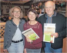  ?? SZ-FOTO: EFINGER ?? Heidi Huber (l.) ehrte Waltraud Metzler und Franz Burger.