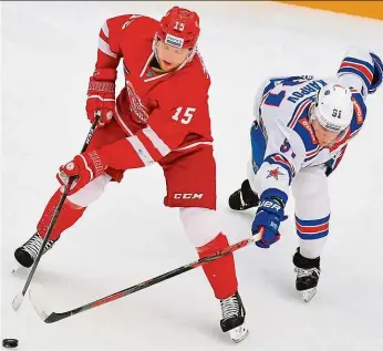  ?? Foto: Profimedia.cz ?? Rytíř z Česka Za Viťaz hraje i bek Jakub Jeřábek (v červeném), který má po 32 duelech bilanci 5+12. Viťaz v překladu znamená rytíř, v minulosti se však hráči z Čechova jako chrabří bojovníci nechovali.