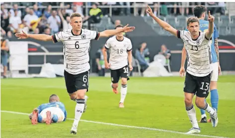  ?? FOTO: FEDERICO GAMBARINI/DPA ?? Joshua Kimmich (l.) und Thomas Müller jubeln über Kimmichs Treffer zur 1:0-Führung.