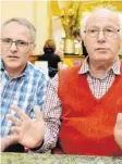  ?? Foto: Silvio Wyszengrad ?? Andreas Müller (links) und Gerhard Höret wollen die Schleiereu­le in der Region wieder heimisch machen. Das ist ein mühsames, aber auch schönes Unterfange­n, sagen sie.