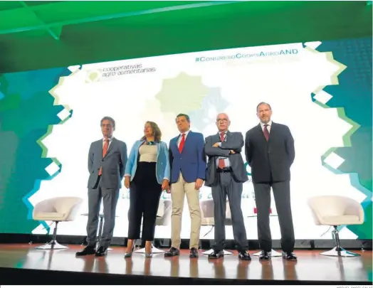  ?? MIGUEL ÁNGEL SALAS ?? Fernando Miranda, Carmen Crespo, José María Bellido, Juan Rafael Leal y José Luis García-Palacios, en el Palacio de Congresos de Córdoba.