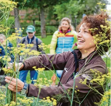  ?? Fotos: Julian Leitenstor­fer ?? Christine Stedele zeigt den Gästen im Kräutergar­ten auf Gut Kerschlach den etwa zwei Meter hohen Gewürzfenc­hel.