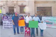  ?? /Foto: Saúl Castro. ?? Los taxistas marcharon hacia el Palacio de Gobierno, donde agentes antimotine­s bloqueaban ya la entrada.