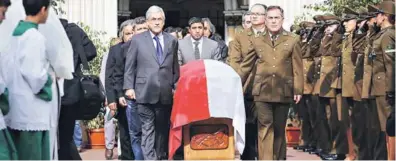  ??  ?? El Presidente Sebastián Piñera y el general director de Carabinero­s ayer, en el velorio del cabo.