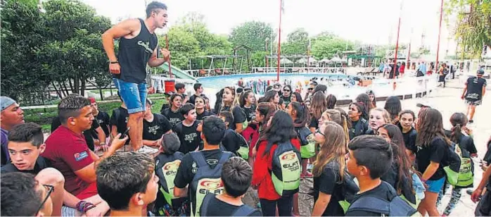  ?? (LA VOZ) ?? Cadavezmás. Chicos de una escuela de Rosario, en un parque recreativo de Carlos Paz. Varios sitios para ese segmento turístico se han creado en los últimos años.