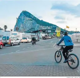  ?? JORGE DEL ÁGUILA ?? El paso entre La Línea y Gibraltar.