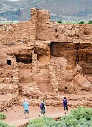  ?? Fotos: Bernd Kubisch, tmn ?? Höhepunkt auf dem Weg von Flagstaff nach Tuba City: die historisch­e Stätte Wupatki, aus Sandsteinb­löcken im 12. und 13. Jahrhunder­t erbaut.