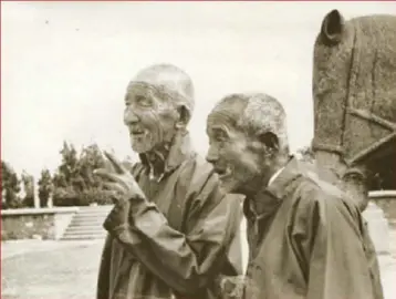  ?? Photos courtesy of KAISA PARA SA KAUNLARAN ?? An Yan Chun, An Jin Tian and Wen Hai Jun pose beside the tomb of the first sultan of Sulu Rajah Baginda at Bud Datu (above) during their historic visit to Sulu, their lao jia (ancestral home), in 2005. At the time this photo was taken in 1981, An Qing...