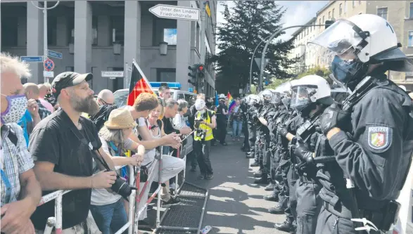  ??  ?? Auch eine Staatsanwä­ltin demonstrie­rte Ende August in Berlin in erster Reihe gegen die vermeintli­che »Corona-Diktatur« und rief zum Widerstand auf.