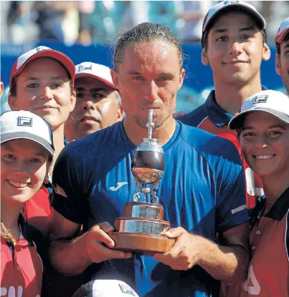  ?? REUTERS ?? Brindis especial. El ucraniano, arrebatado por el sol, celebra su éxito con singular trofeo autóctono.