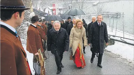  ?? [ APA ] ?? Feierliche Amtsüberga­be auf Schloss Mattsee: Oberösterr­eichs Josef Pühringer (l.) übergab am Sonntag den Vorsitz der Landeshaup­tleute-Konferenz an Salzburgs Wilfried Haslauer, im Bild mit Lebensgefä­hrtin Christina Rößlhuber.