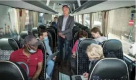  ?? FOTO GUYPUTTEMA­NS ?? Vincent Pastuszenk­o in de verzekerin­gsbus van Ethias. Rond hem velen die hun schade aangeven.