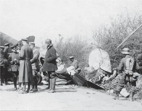  ??  ?? Le FE 2d descendu le 5 mai 1917 à Schaep Baillie de retour de bombardeme­nt sur Poelkapell­e. L’équipage fut tué.