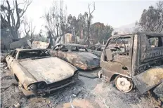  ??  ?? Autos de lujo calcinados por el paso del incendio Woolsey en Malibu, en el sur de California. Se teme que los vientos alimenten el fuego.