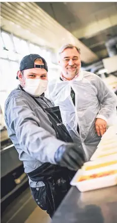  ?? RP-FOTO: ANDREAS BRETZ ?? Azubi Niklas Willenberg­er (l.) mit seinem Chef Georg Broich. Der Caterer hat entschiede­n, Schulen mit Notgruppen weiter zu versorgen.