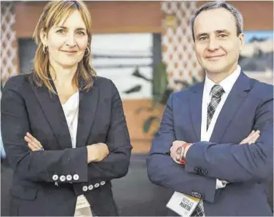  ?? El Periódico ?? Eva Villaver y Nicolás Martín, directivos de la Agencia Espacial Española, en el congreso SSSIF de Málaga.