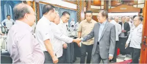  ?? — Gambar UKAS ?? SELAMAT DATANG: Abang Johari disambut mesra tetamu kenamaan sebaik tiba pada SDCCM di Limbang, semalam.