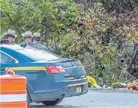  ?? AFP ?? Flores. El lugar donde cayó la limusina, en el Estado de Nueva York.