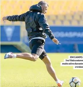  ??  ?? EM CAMPO. Ivo Vieira esteve muito ativo durante o treino