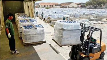  ?? DAVID RITCHIE African News Agency (ANA) ?? GIFT of the Givers workers load tons of water on to trucks at the organisati­on’s storage facility in Maitland. The water is destined for Makhanda (formerly Grahamstow­n), which is said to have been without water for six days. |