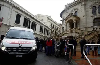  ??  ?? À l’appel du syndicat de la police de Monaco, plus d’une centaine d’agents de la Sûreté publique se sont massés devant le palais de justice de Monaco en soutien à deux de leurs collègues inculpés hier. (Photo Jean-François Ottonello)