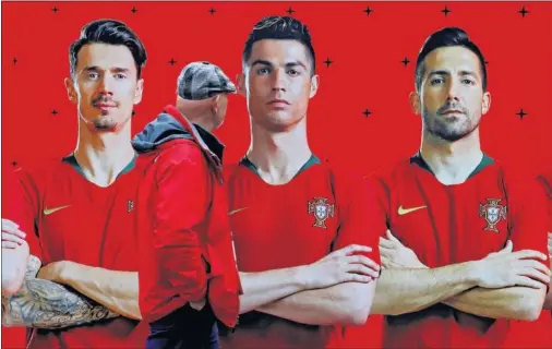  ??  ?? CONFIADOS. Un aficionado pasea por delante de un mural con la imagen de los portuguese­s Jose Fonte, Cristiano Ronaldo y Joao Moutinho.