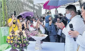  ?? APINYA WIPATAYOTI­N ?? Environmen­t Minister Varawut Silpa-archa yesterday performs merit-making at the site of the now demolished Bombay Burmah, an historic house made of teak wood in Phrae province. He promised local residents to spend six month rebuilding the house.