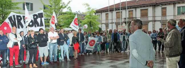  ??  ?? Festa popolare L’iniziativa che ieri sera in piazza del municipio a Laives ha voluto celebrare la vittoria del No nel referendum sul progetto d’ampliament­o dell’aeroporto. Un momento di festa che ha riguardato in particolar­e la gente della Bassa...