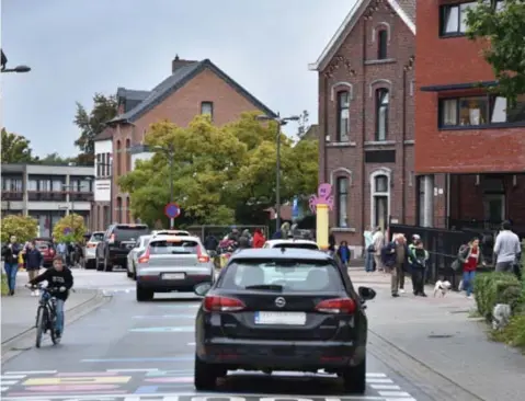  ?? FOTO SERGE MINTEN ?? Na de herfstvaka­ntie wordt de drukke Joris Van Oostenrijk­straat een schoolstra­at.