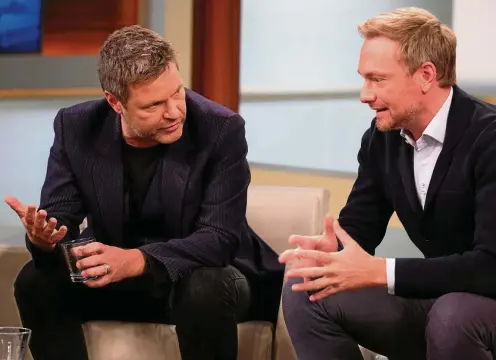  ?? FOTO: NDR/WOLFGANG BORRS ?? Robert Habeck und Christian Lindner (r.), hier vor drei Jahren bei „Anne Will“, könnten bald zusammen am Kabinettst­isch sitzen.