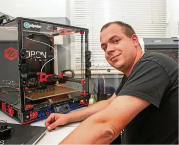  ?? KLAUS- DIETER SIMMEN ?? Sebastian Fiedler aus Ohrdruf ist begeistert­es und vor allem aktives Mitglied der Community, die sich mit der Weiterentw­icklung der 3D- Drucker von Voron beschäftig­t.
