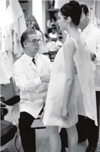  ??  ?? Henri Cartier-Bresson. Balenciaga trabajando en su taller, 1968