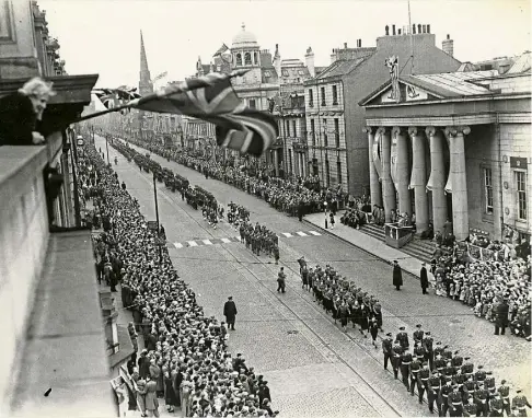  ?? ?? CELEBRATIO­N: The Queen’s coronation parade down Union Street on June 2 1953 was a very grand day out for all.