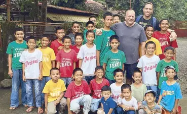  ??  ?? Author Jim Lafferty and PBA superstar Kelly Williams with the Calvary basketball-ers