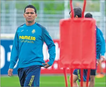  ??  ?? EN EL AIRE. Carlos Bacca abandonará la disciplina del Villarreal sin saber si volverá o no.