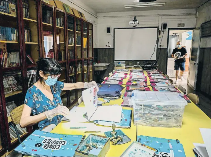  ?? ÀLEX GARCIA ?? Profesores de la escuela concertada Laia, en el barrio de Sant Andreu de Barcelona, preparan material en una imagen del 20 de mayo