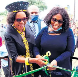  ??  ?? uMhlabuyal­ingana munucipal speaker, Clir Busisiwe Tembe cutting the ribbon with MEC Nonhlahla Khoza