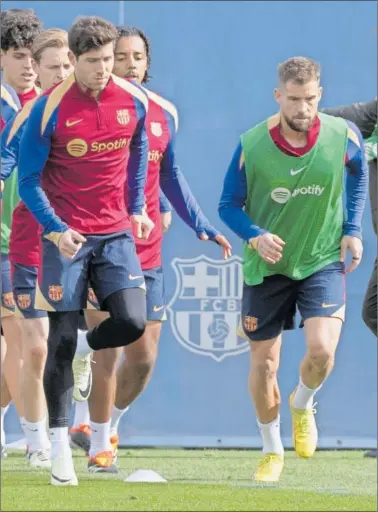  ?? ?? Sergi Roberto e Iñigo Martínez, en un entrenamie­nto reciente del Barça.