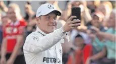  ?? FOTO: DPA ?? Kann noch so manches Selfie in Mercedes-Kluft von sich schießen: Valtteri Bottas, Stern-Fahrer auch 2018.