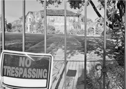  ?? JERRY FALLSTROM/STAFF ?? A “No trespassin­g” sign warns people to keep out of the Howey mansion property in Howey-in-the-Hills. Florida Oranges Land Co. is set to buy mansion — which has been vacant for years — but a lawsuit by a former owner’s son has delayed the plan.