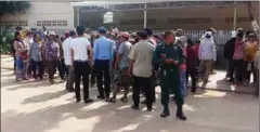  ?? FACEBOOK ?? Community members gather outside the Banteay Meanchey Provincial Hall demanding a resolution to long-standing land disputes.