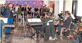  ??  ?? La orquesta y el elenco realizan ensayos de hasta 14 horas.